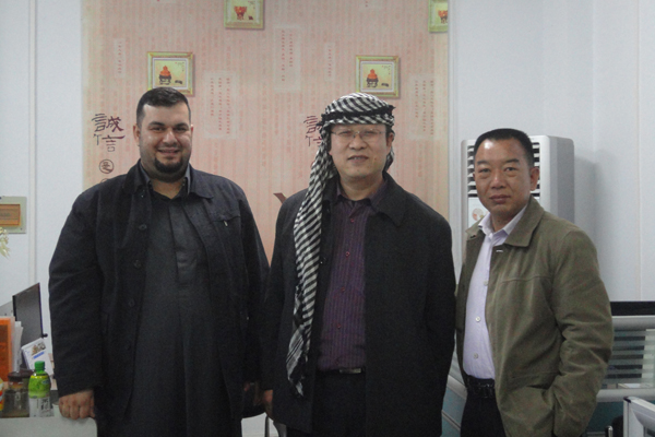 伊拉克客商盛贊數控壓力機，贈阿拉伯頭巾